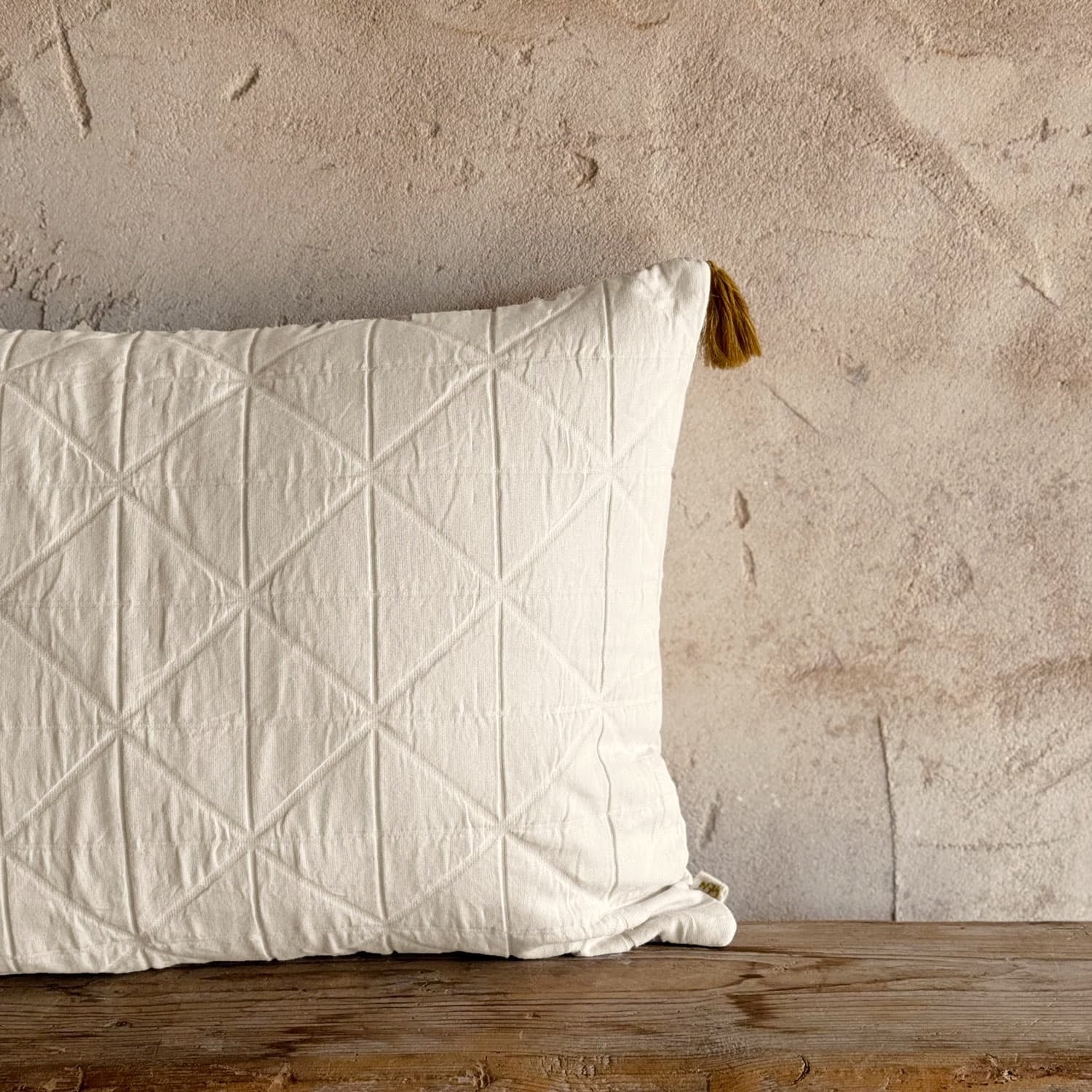 akira-cushion-cover-oq-s000-natural-40x60-02_f5ed4d06-df01-4238-a315-a80d49ea871c.jpg