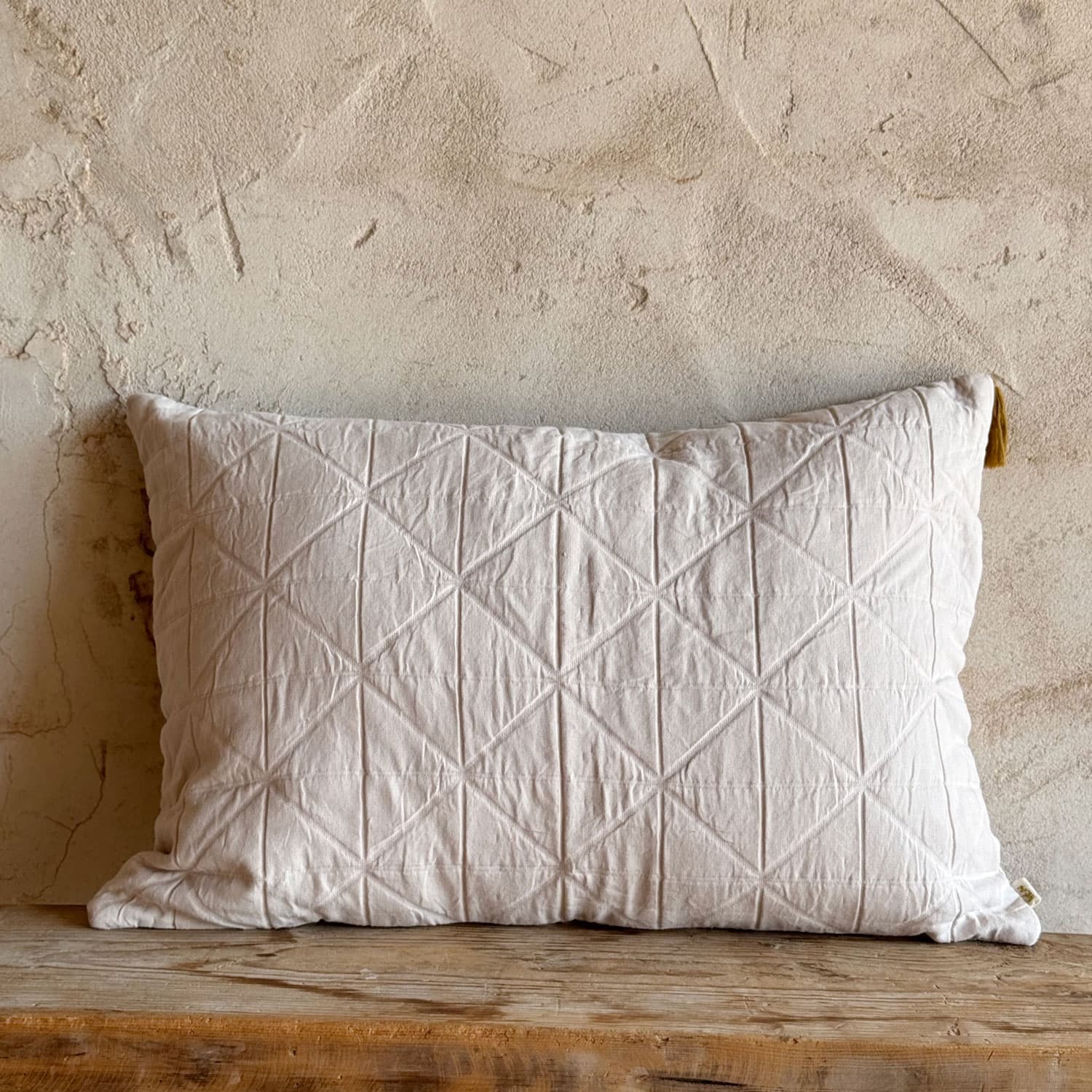 akira-cushion-cover-oq-s018-powder-40x60-01.jpg