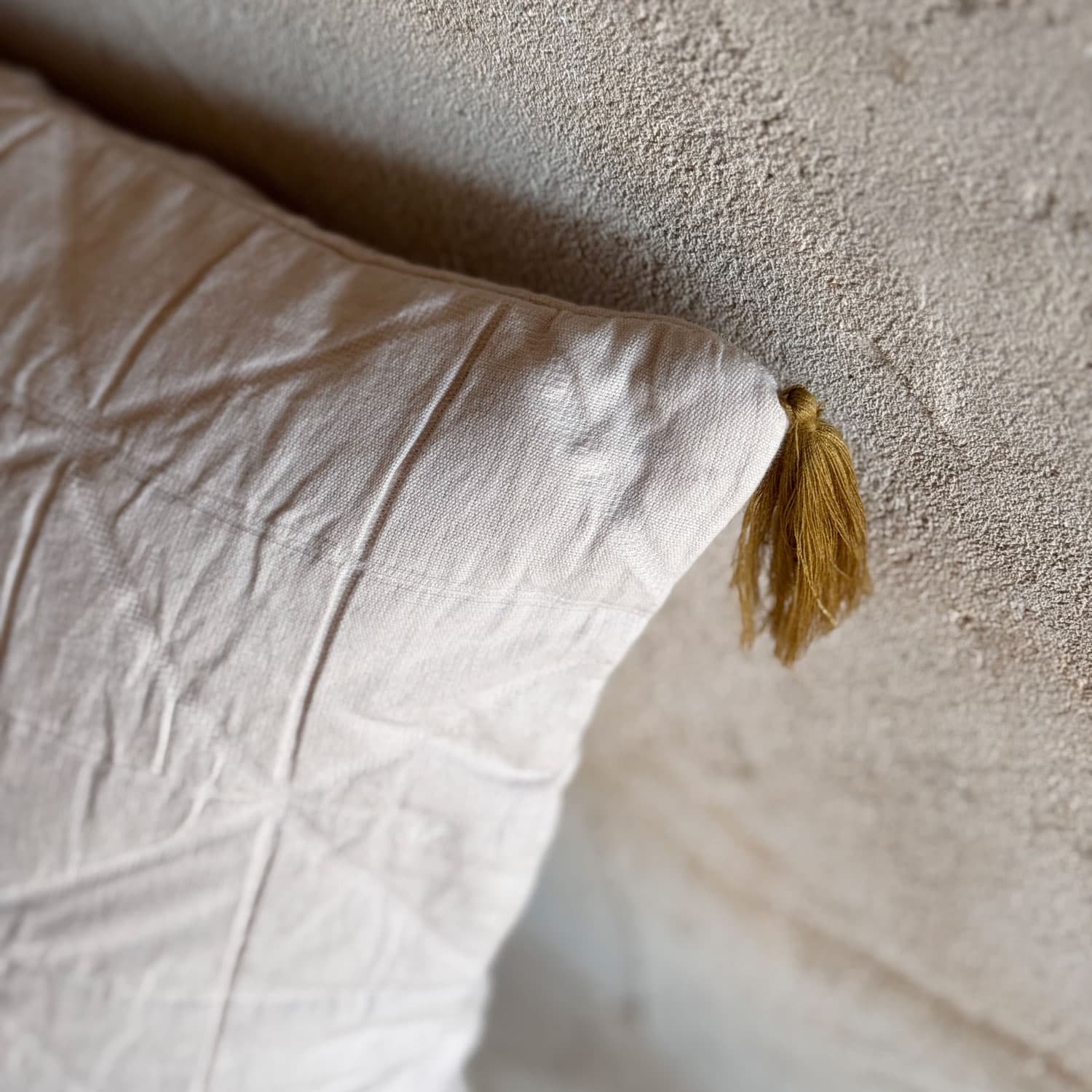 akira-cushion-cover-oq-s018-powder-40x60-05.jpg
