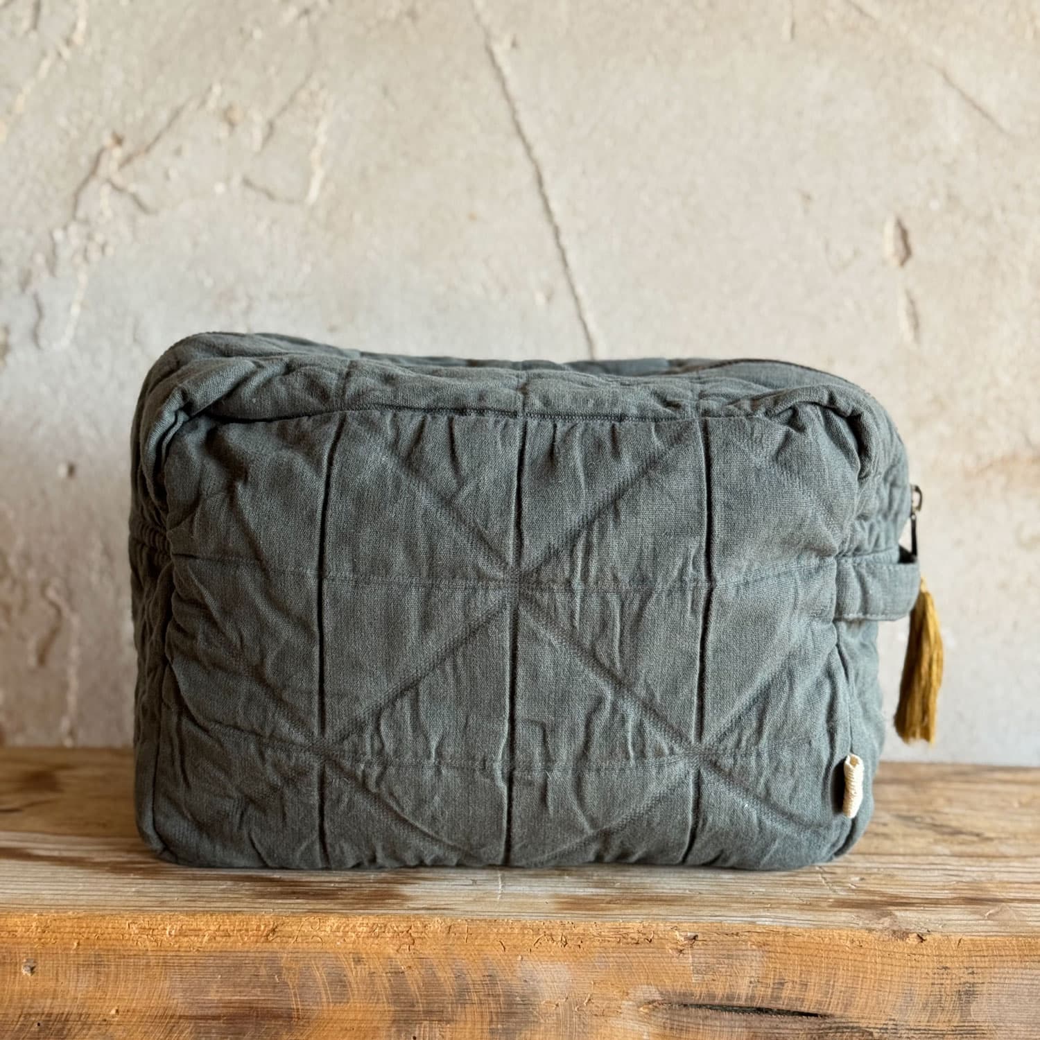 akira-toiletry-bag-oq-s021-dark-grey-large-01.jpg