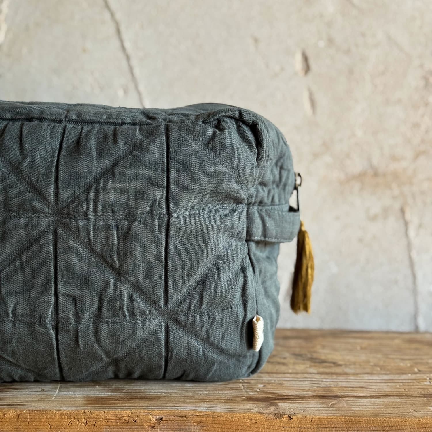 akira-toiletry-bag-oq-s021-dark-grey-large-02.jpg
