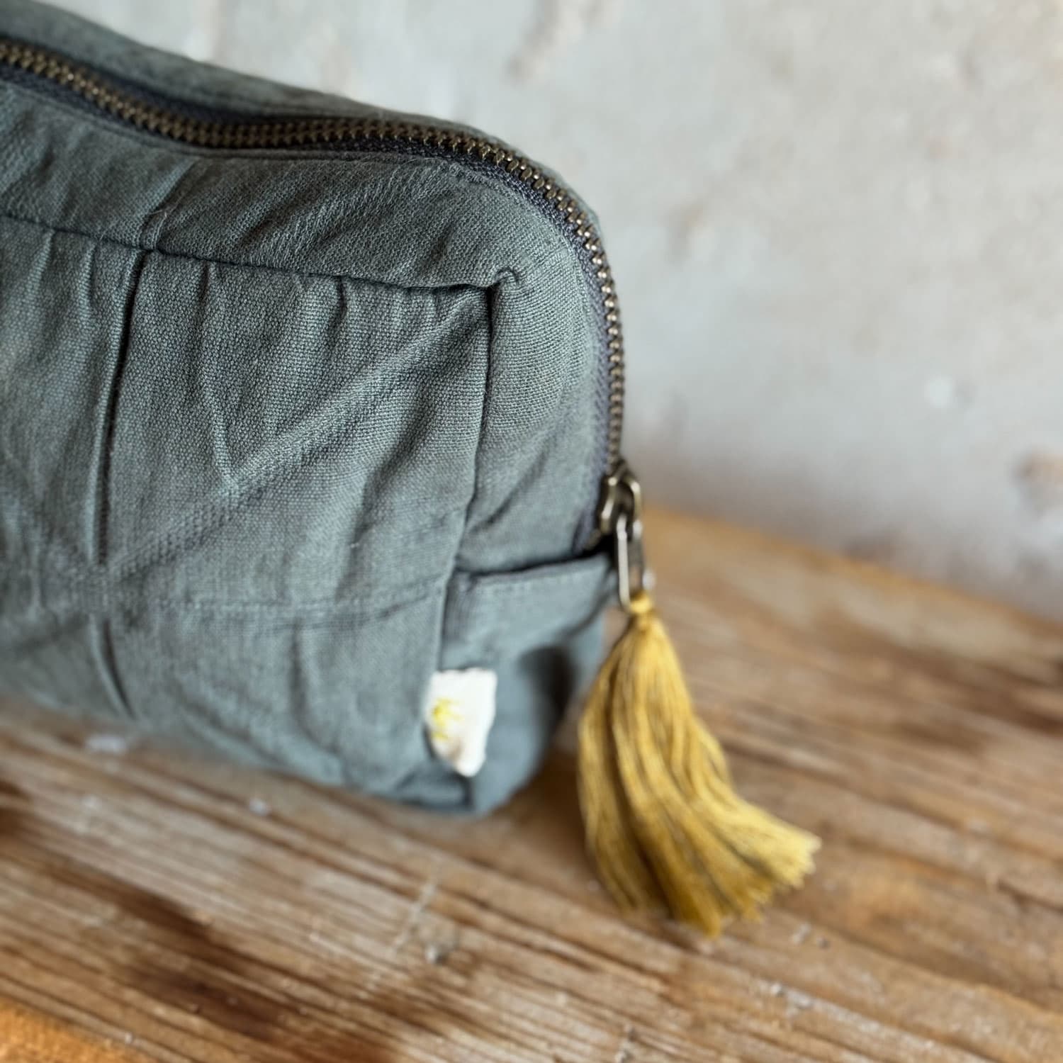 akira-toiletry-bag-oq-s021-dark-grey-medium-02.jpg