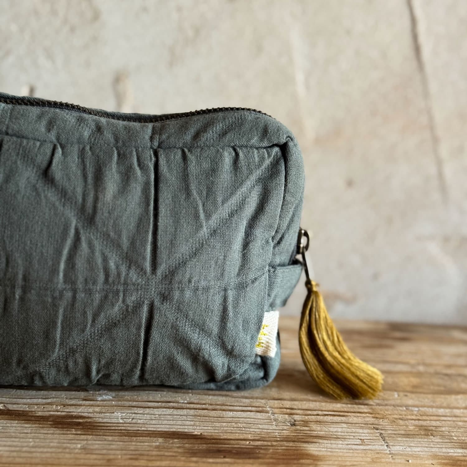 akira-toiletry-bag-oq-s021-dark-grey-medium-03.jpg