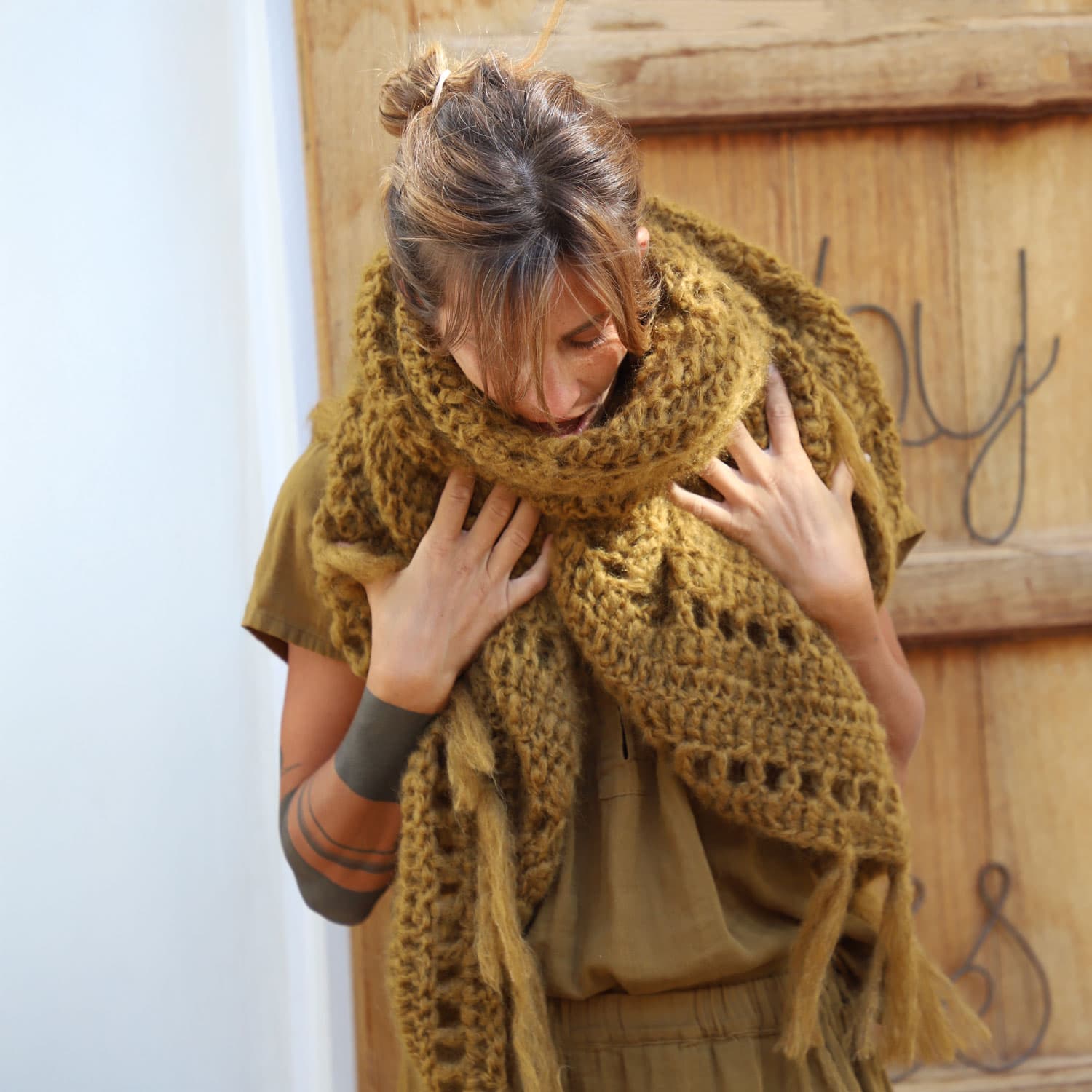 juliana-crochet-shawl-mo-s050-antique-bronze-03.jpg